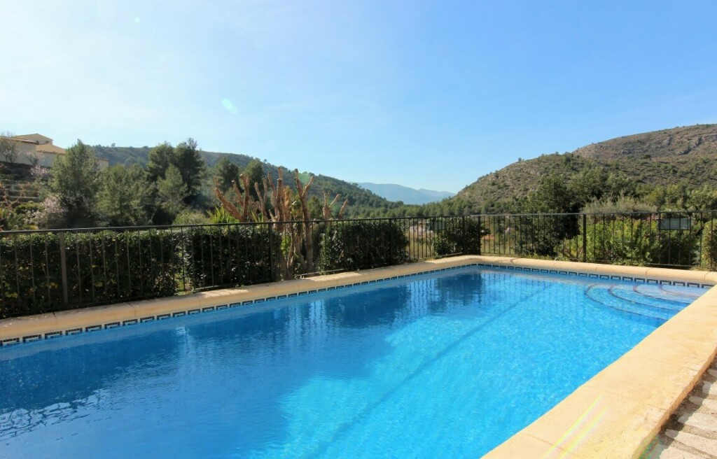 Traditional single storey villa is located in Lliber 245k